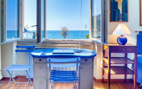 Apartment Mare Bello - Levanto: Bleu, Pièce, Meubles, Bleu Majorelle, Table, Propriété, Bleu Azur, Design Intérieur, Bâtiment