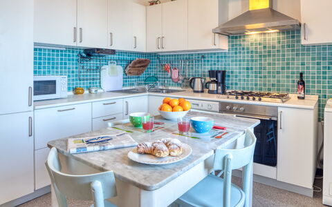 Apartment Mare Bello - Levanto: Pièce, Cuisine, Propriété, Comptoir, Meubles, Design Intérieur, Cabinetry, Turquoise, Bâtiment, Maison