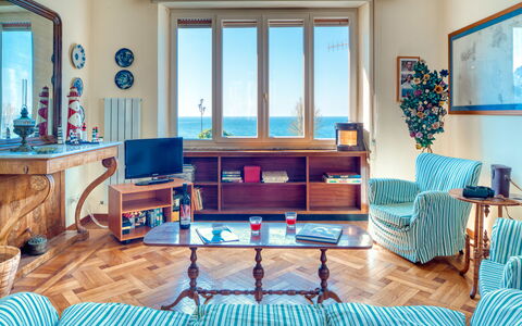 Apartment Mare Bello - Levanto: Pièce, Meubles, Salon, Bleu, Design Intérieur, Turquoise, Propriété, Maison, Bâtiment, Table