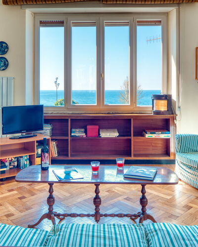 Apartment Mare Bello - Levanto: Pièce, Meubles, Salon, Bleu, Design Intérieur, Turquoise, Propriété, Maison, Bâtiment, Table