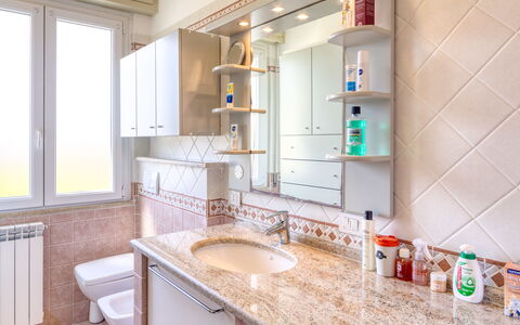 Giulia Apartment 2 - Levanto: Salle De Bains, Pièce, Propriété, Design Intérieur, Meubles, Bâtiment, Tuile, Comptoir, Armoire De Toilette, Maison