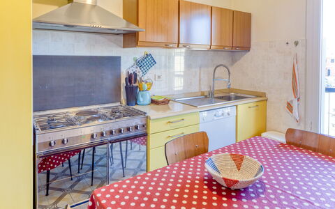 Giulia Apartment 2 - Levanto: Pièce, Propriété, Cuisine, Meubles, Jaune, Maison, Design Intérieur, Bâtiment, Comptoir, Cabinetry