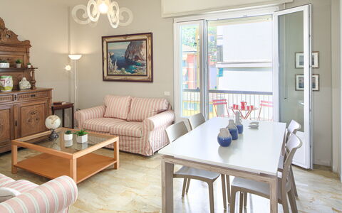 Giulia Apartment 2 - Levanto: Table, Meubles, Propriété, Cadre, Canapé, Bleu Azur, Chaise, Design Intérieur, Éclairage, Salon