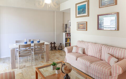 Giulia Apartment 2 - Levanto: Table, Meubles, Canapé, Cadre, Propriété, Bois, Éclairage, Design Intérieur, Sol, Sol