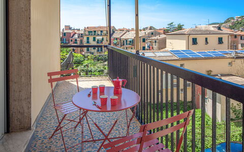 Giulia Apartment 2 - Levanto: Ciel, Table, Meubles, Propriété, Bâtiment, Plante, Chaise, Fenêtre, Bleu Azur, Bois