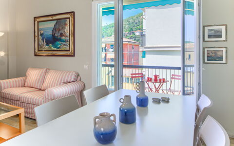 Giulia Apartment 2 - Levanto: Meubles, Cadre, Propriété, Table, Bleu Azur, Bleu, Design Intérieur, Canapé, Sol, Immobilier