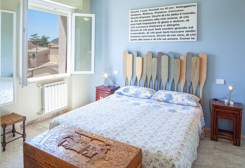 Giulia Apartment 2 - Levanto: Meubles, Propriété, Bleu, Bleu Azur, Bois, Confort, Fenêtre, Design Intérieur, Table, Architecture