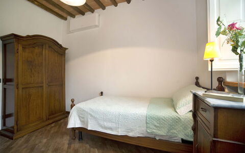 Broccolo: Chambre, Lit, Pièce, Meubles, Drap De Lit, Propriété, Cadre De Lit, Literie, Mur, Matelas