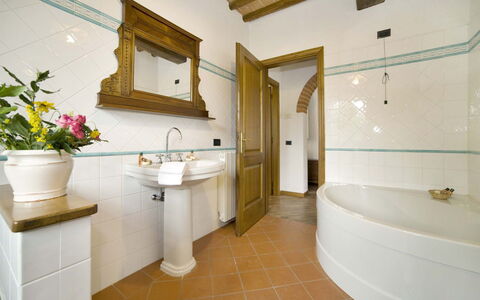 Broccolo: Salle De Bains, Pièce, Propriété, Design Intérieur, Sol, Tuile, Bâtiment, Immobilier, Évier, Maison
