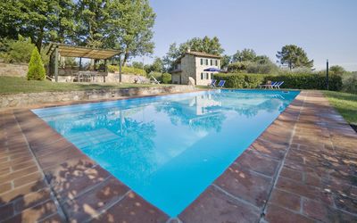 Broccolo: Piscine, Propriété, Immobilier, Biens, Maison, Miroir D'Eau, Bâtiment, Zone Résidentielle, Domicile, Conception