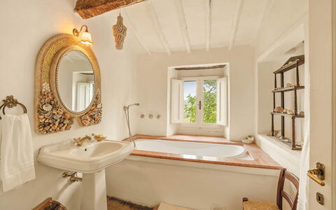 Camporempoli: Mur, Luminaire Plomberie, Design Intérieur, Salle De Bains, Baignoire, Éclairage, Plafond, Plomberie, Robinet, Domicile