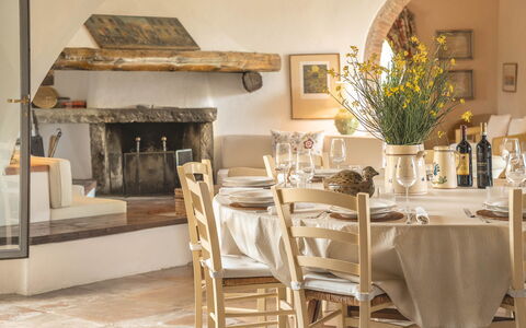 Camporempoli: Meubles, Design Intérieur, Table, Chaise, Éclairage, Table Cuisine Et Salle A Manger, Vaisselle, Sol, Pièce, Salle À Manger