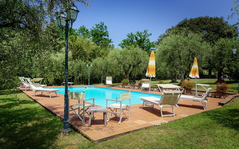 Casa Tonio: Piscine, Propriété, Arrière-Cour, Immobilier, Maison, Loisir, Biens, Herbe, Domicile, Arbre