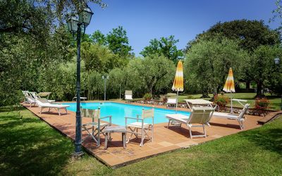 Casa Tonio: Piscine, Propriété, Arrière-Cour, Immobilier, Maison, Loisir, Biens, Herbe, Domicile, Arbre