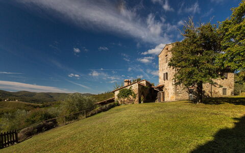 Casavecchia: Nuage, Ciel, Plante, Bâtiment, Paysage Naturel, Arbre, Montagnes, Fenêtre, Maison, Herbe