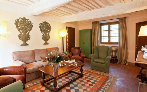 Casavecchia: Marron, Meubles, Propriété, Canapé, Fenêtre, Bois, Plante, Plante D'Appartement, Design Intérieur, Salon