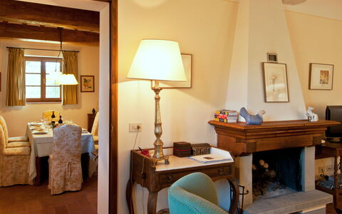 Casavecchia: Meubles, Table, Bâtiment, Fenêtre, Cadre, Bois, Confort, Éclairage, Lampe, Sol