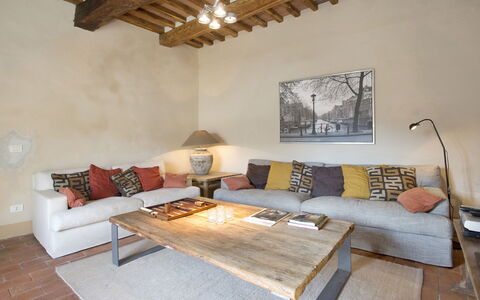 Chiodo: Pièce, Meubles, Propriété, Salon, Design Intérieur, Table, Sol, Bâtiment, Maison, Mur