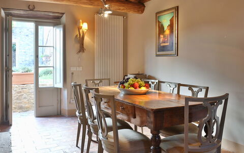 Chiodo: Pièce, Salle À Manger, Propriété, Meubles, Bâtiment, Table, Design Intérieur, Table Cuisine Et Salle A Manger, Immobilier, Domicile