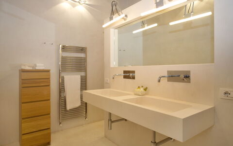 Chiodo: Pièce, Salle De Bains, Propriété, Design Intérieur, Meubles, Bâtiment, Sol, Architecture, Maison, Évier