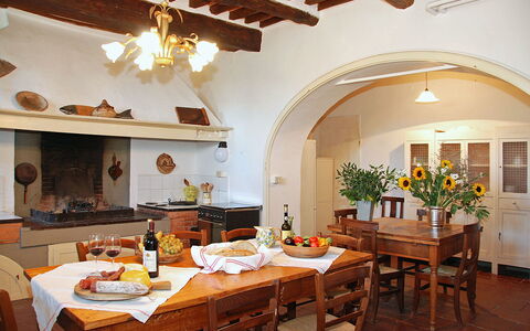 Fubbiano: Pièce, Propriété, Bâtiment, Plafond, Salle À Manger, Design Intérieur, Meubles, Table, Maison, Immobilier