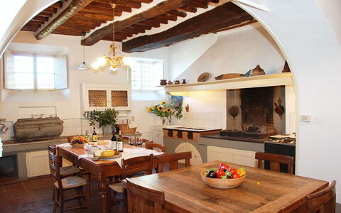 Fubbiano: Pièce, Propriété, Bâtiment, Meubles, Plafond, Design Intérieur, Faisceau, Maison, Comptoir, Table