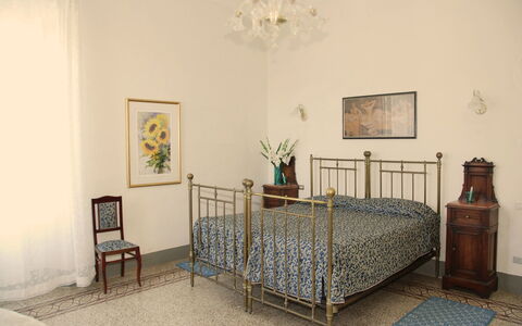 Fubbiano: Pièce, Meubles, Chambre, Propriété, Lit, Cadre De Lit, Design Intérieur, Drap De Lit, Maison, Sol