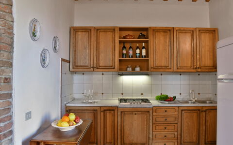 La Capanna: Cuisine, Comptoir, Meubles, Cabinetry, Bois, Design Intérieur, Appareil De Cuisine, Sol, Principaux Appliance, Placard