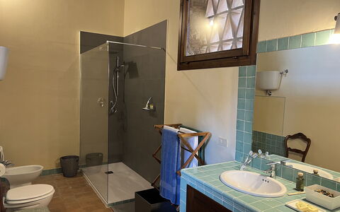 La Corte Di Campalli: Miroir, Propriété, Évier, Luminaire Plomberie, Robinet, Lavabo, Salle De Bains, Design Intérieur, Éclairage, Violet