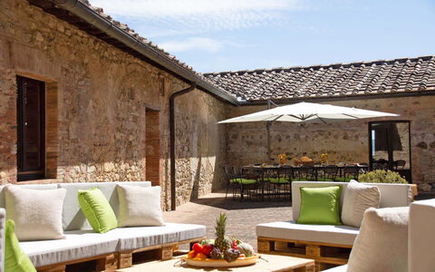 La Corte Di Campalli: Table, Plante, Meubles, Ciel, Propriété, Nuage, Canapé, Pot De Fleur, Plante D'Appartement, Ombre