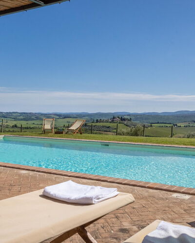 La Corte Di Campalli: L'Eau, Ciel, Bâtiment, Propriété, Meubles, Plante, Bleu Azur, Piscine, Ombre, Éclairage