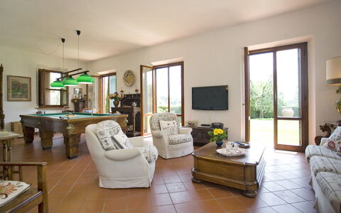 La Fonte: Salon, Pièce, Propriété, Bâtiment, Meubles, Design Intérieur, Sol, Domicile, Maison, Immobilier