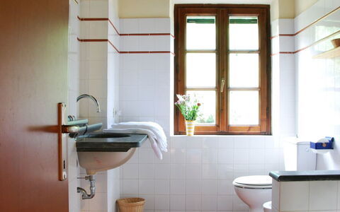 Magrini: Pièce, Salle De Bains, Propriété, Bâtiment, Design Intérieur, Plafond, Maison, Sol, Architecture, Daylighting