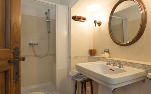 Malmantile: Salle De Bains, Pièce, Robinet, Propriété, Évier, Lavabo, Armoire De Toilette, Accessoire Salle De Bain, Design Intérieur, Mur