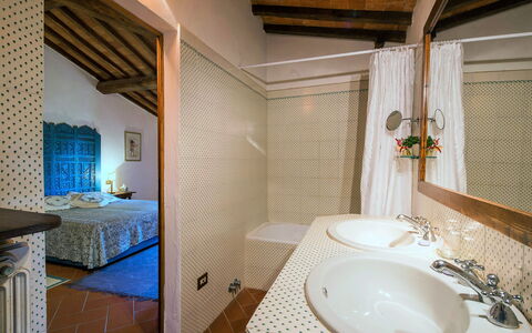 Pozza Di Volpaia: Propriété, Robinet, Luminaire Plomberie, Évier, Bâtiment, Bois, Salle De Bains, Lavabo, Design Intérieur, Architecture