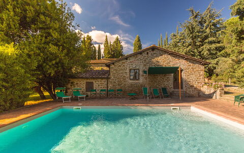 Pozza Di Volpaia: L'Eau, Ciel, Bâtiment, Nuage, Propriété, Plante, Bleu Azur, Piscine, Arbre, Paysage Naturel