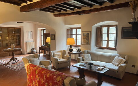 Pozza Di Volpaia: Table, Meubles, Canapé, Propriété, Fenêtre, Cadre, Salon, Design Intérieur, Chaise, Architecture