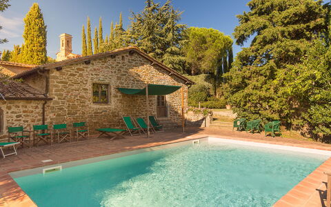 Pozza Di Volpaia: L'Eau, Ciel, Plante, Bâtiment, Propriété, Piscine, Fenêtre, La Nature, Bleu Azur, Arbre