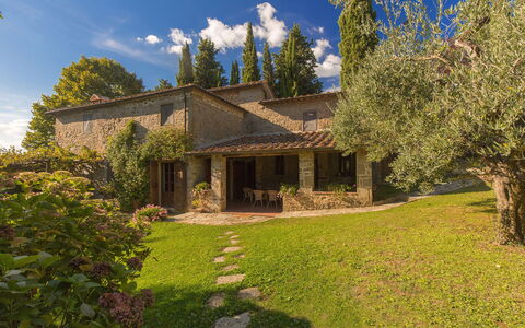 Pozza Di Volpaia: Nuage, Ciel, Plante, Bâtiment, Paysage Naturel, Arbre, Lot Terre, Fenêtre, Maison, Chalet