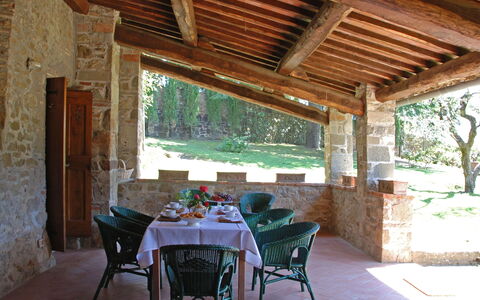 Pozza Di Volpaia: Propriété, Plante, Meubles, Table, Chaise, Arbre, Ombre, Design Intérieur, Fenêtre, Bois