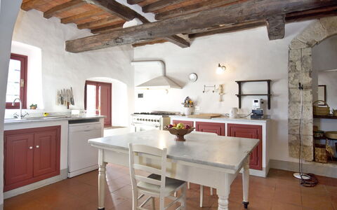 Ricavoli: Pièce, Propriété, Meubles, Bâtiment, Cuisine, Comptoir, Plafond, Design Intérieur, Sol, Maison