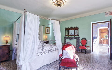 Villa Clara 20: Pièce, Propriété, Chambre, Rouge, Lit, Vert, Maison, Meubles, Design Intérieur, Jaune