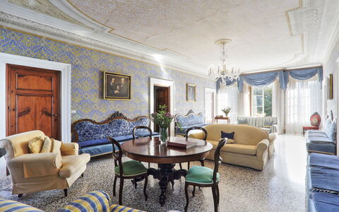 Villa Clara 20: Salon, Pièce, Propriété, Design Intérieur, Bâtiment, Meubles, Maison, Plafond, Jaune, Immobilier