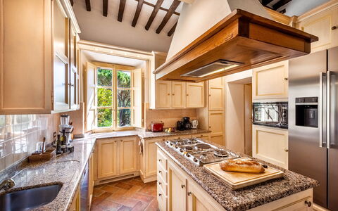 Villa Igea 13: Propriété, Meubles, Table, Cabinetry, Comptoir, Bois, Cuisine, Design Intérieur, Architecture, Aliments