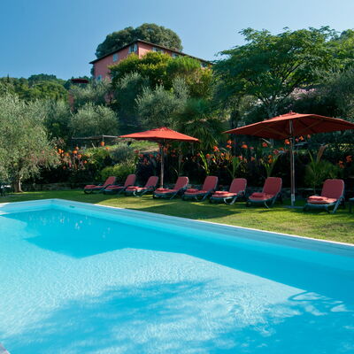 Villa Igea 13: L'Eau, Plante, Propriété, Piscine, Ciel, Bleu Azur, Arbre, Bâtiment, Ombre, Plan D'Eau