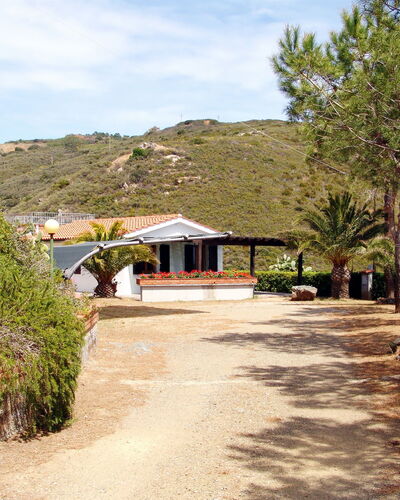 Capoliveri 676: Plante, Ciel, Propriété, Nuage, Arbre, Lot Terre, Surface De La Route, Bâtiment, Fenêtre, Paysage