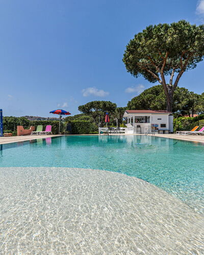 Capoliveri 678: Nuage, L'Eau, Ciel, Propriété, Plante, Piscine, Bâtiment, Fenêtre, Bleu Azur, Bleu