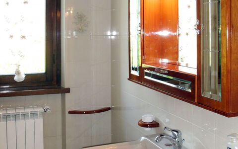 Emilia: Lavabo, Luminaire Plomberie, Évier, Salle De Bains, Design Intérieur, Miroir, Sol, Robinet, Sol, Plomberie