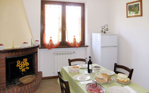 Emilia: Meubles, Design Intérieur, Bois, Pièce, Sol, Sol, Éclairage, Table, Plafond, Domicile