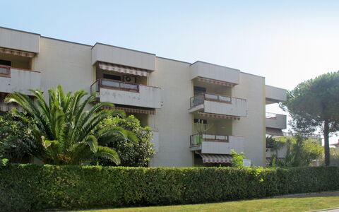 Sea House: Plante, Bâtiment, Ciel, Arbre, Végétation, Lot Terre, Design Urbain, Herbe, Zone Résidentielle, Immobilier